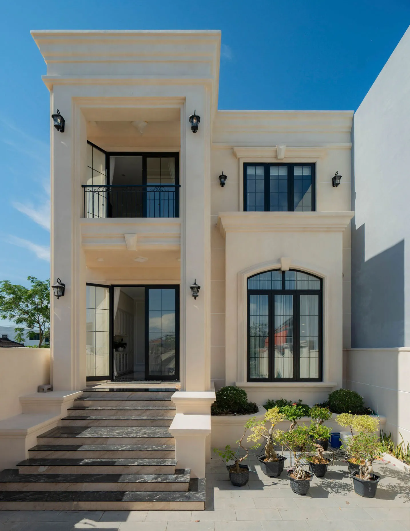 Gia chủ đến với SBS HOUSE cùng mong muốn có một ngôi nhà mới, vẫn phải giữ sự thanh lịch, tinh tế nhưng thêm vào đó là cảm giác sang trọng, thoáng rộng và phù hợp hơn với cuộc sống hiện tại.