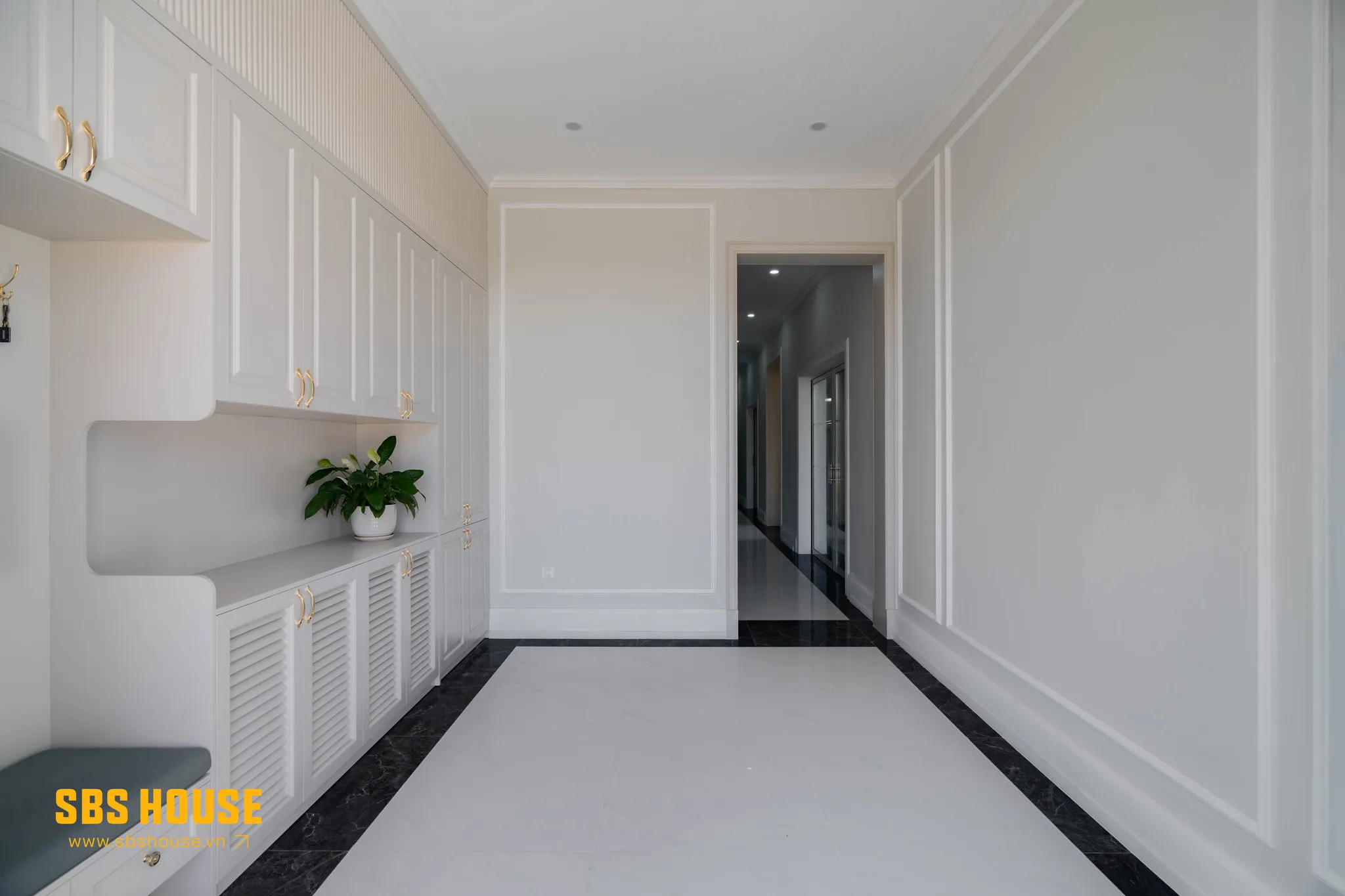 Không gian bếp phụ rộng rãi và tiện nghi với các hệ tủ bếp kịch trần rộng rãi.