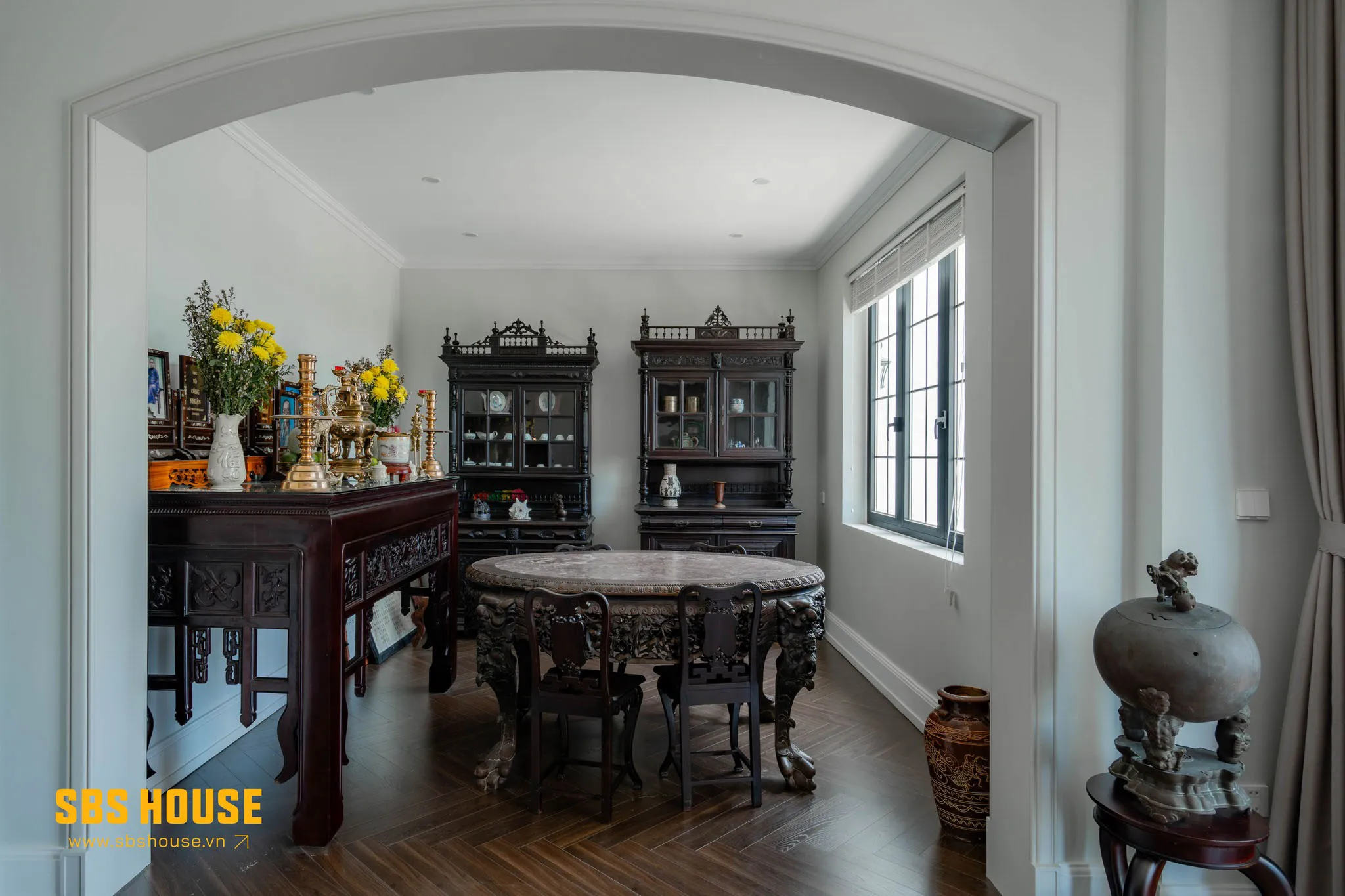 Phòng thờ mang hơi hướng truyền thồng với nội thất gỗ. Cùng với đó là các họa tiết tinh xảo, được khắc lên từng mặt thân ghế, cạnh bàn, chân bàn một cách tỉ mỉ.