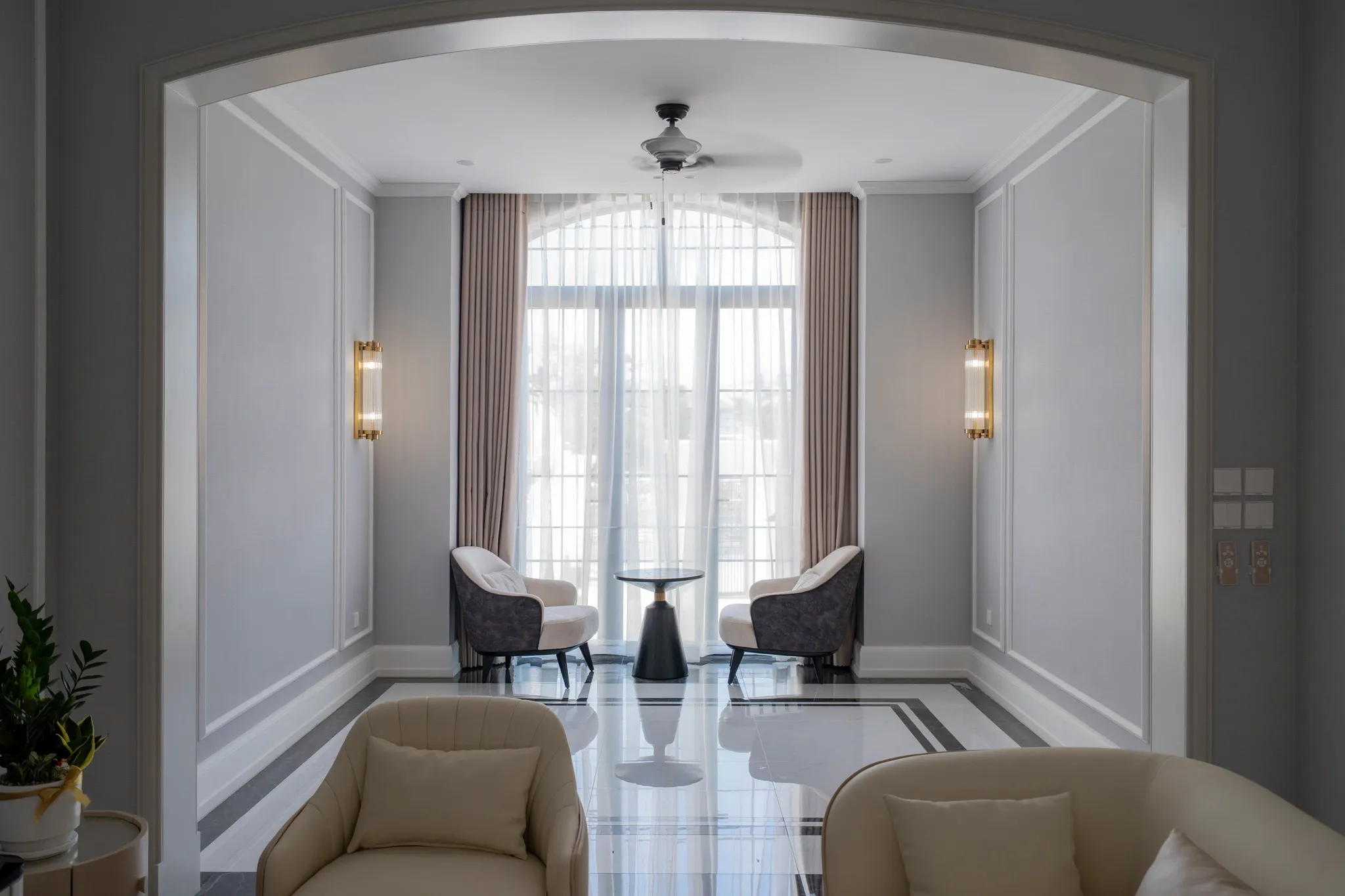 Bên trong MT’s House mang nét đẹp hài hòa giữa bố cục, thiết kế hiện đại, khoa học và những chi tiết, điểm nhấn mang sự cổ điển tạo nên nét đẹp thẩm mỹ đầy thân thuộc, đầy ấn tượng.